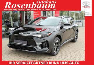 Schräge Frontansicht auf einen Toyota bZ4X , freigestellt