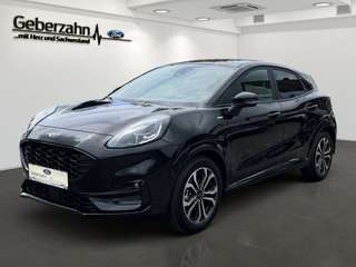 Schräge Frontansicht auf einen Ford Puma , freigestellt