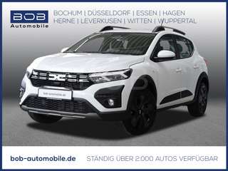 Schräge Frontansicht auf einen Dacia Sandero , freigestellt