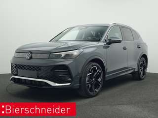 Schräge Frontansicht auf einen Volkswagen Tiguan , freigestellt