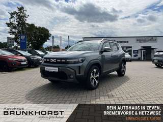 Schräge Frontansicht auf einen Dacia Duster , freigestellt