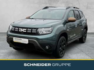 Schräge Frontansicht auf einen Dacia Duster , freigestellt