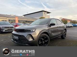 Schräge Frontansicht auf einen Opel Mokka , freigestellt