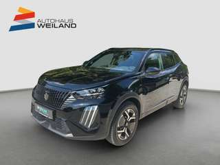 Schräge Frontansicht auf einen Peugeot 2008 , freigestellt