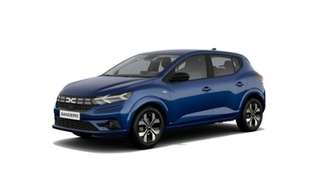 Schräge Frontansicht auf einen Dacia Sandero , freigestellt