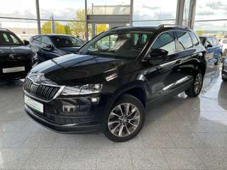 Schräge Frontansicht auf einen Skoda Karoq , freigestellt