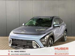 Schräge Frontansicht auf einen Hyundai Kona , freigestellt