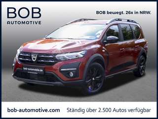 Schräge Frontansicht auf einen Dacia Jogger , freigestellt