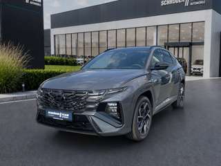 Schräge Frontansicht auf einen Hyundai Tucson , freigestellt