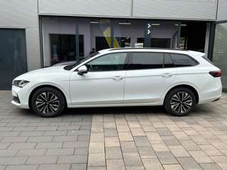 Schräge Frontansicht auf einen Skoda Superb , freigestellt