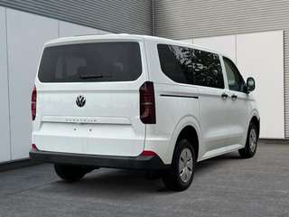 Schräge Frontansicht auf einen Volkswagen Caravelle , freigestellt