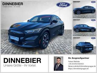 Schräge Frontansicht auf einen Ford Mustang Mach-E , freigestellt