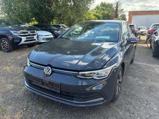 Schräge Frontansicht auf einen Volkswagen Golf , freigestellt