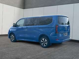 Schräge Frontansicht auf einen Volkswagen Caravelle , freigestellt