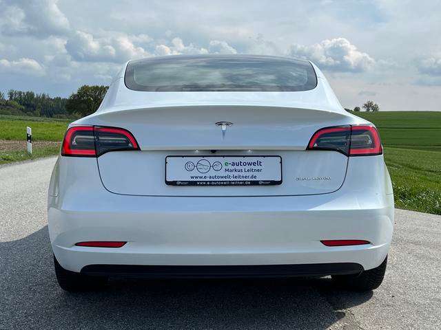 Fahrzeugbild eines TESLA Model 3