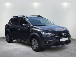 Schräge Frontansicht auf einen Dacia Sandero , freigestellt