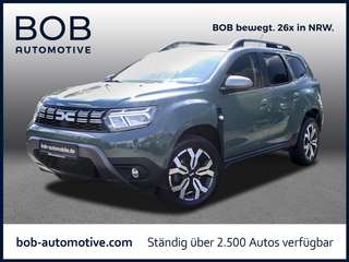 Schräge Frontansicht auf einen Dacia Duster , freigestellt