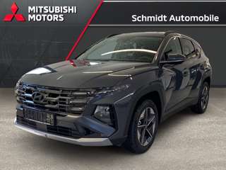 Schräge Frontansicht auf einen Hyundai Tucson , freigestellt