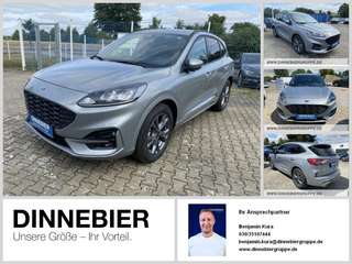 Schräge Frontansicht auf einen Ford Kuga , freigestellt