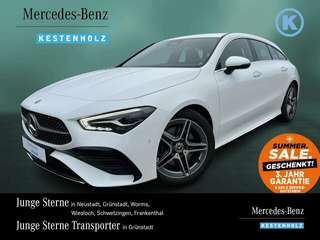 Schräge Frontansicht auf einen Mercedes-Benz CLA , freigestellt