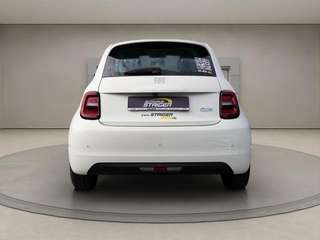 Schräge Frontansicht auf einen Fiat 500 , freigestellt