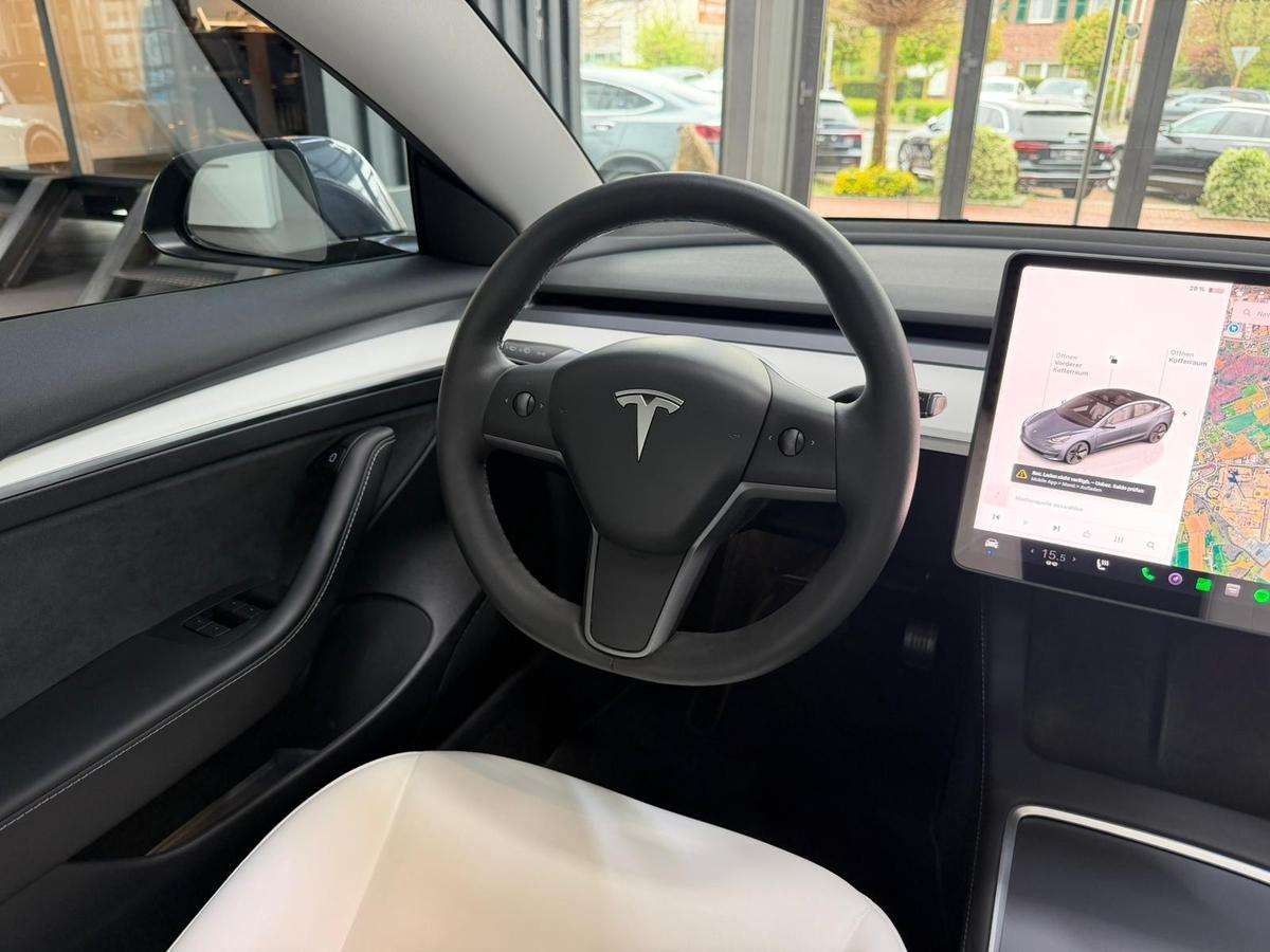 Fahrzeugbild eines TESLA Model 3