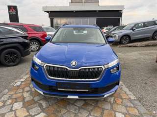Schräge Frontansicht auf einen Skoda Kamiq , freigestellt