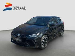 Schräge Frontansicht auf einen SEAT Ibiza , freigestellt