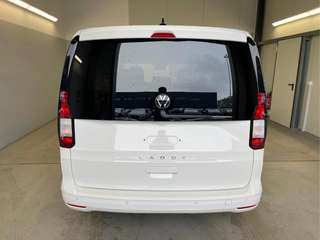 Schräge Frontansicht auf einen Volkswagen Caddy , freigestellt