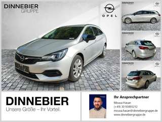 Schräge Frontansicht auf einen Opel Astra , freigestellt