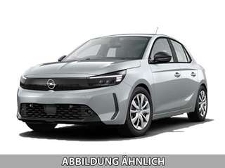 Schräge Frontansicht auf einen Opel Corsa , freigestellt
