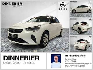 Schräge Frontansicht auf einen Opel Corsa , freigestellt