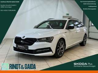 Schräge Frontansicht auf einen Skoda Superb , freigestellt