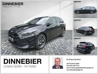 Schräge Frontansicht auf einen Kia cee'd , freigestellt