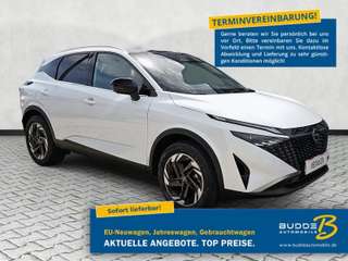 Schräge Frontansicht auf einen Nissan Qashqai , freigestellt