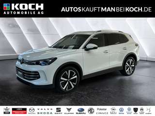 Schräge Frontansicht auf einen Volkswagen Tiguan , freigestellt