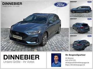 Schräge Frontansicht auf einen Ford Focus , freigestellt