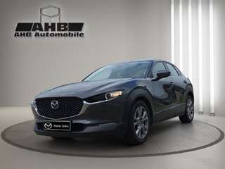 Schräge Frontansicht auf einen Mazda CX-30 , freigestellt