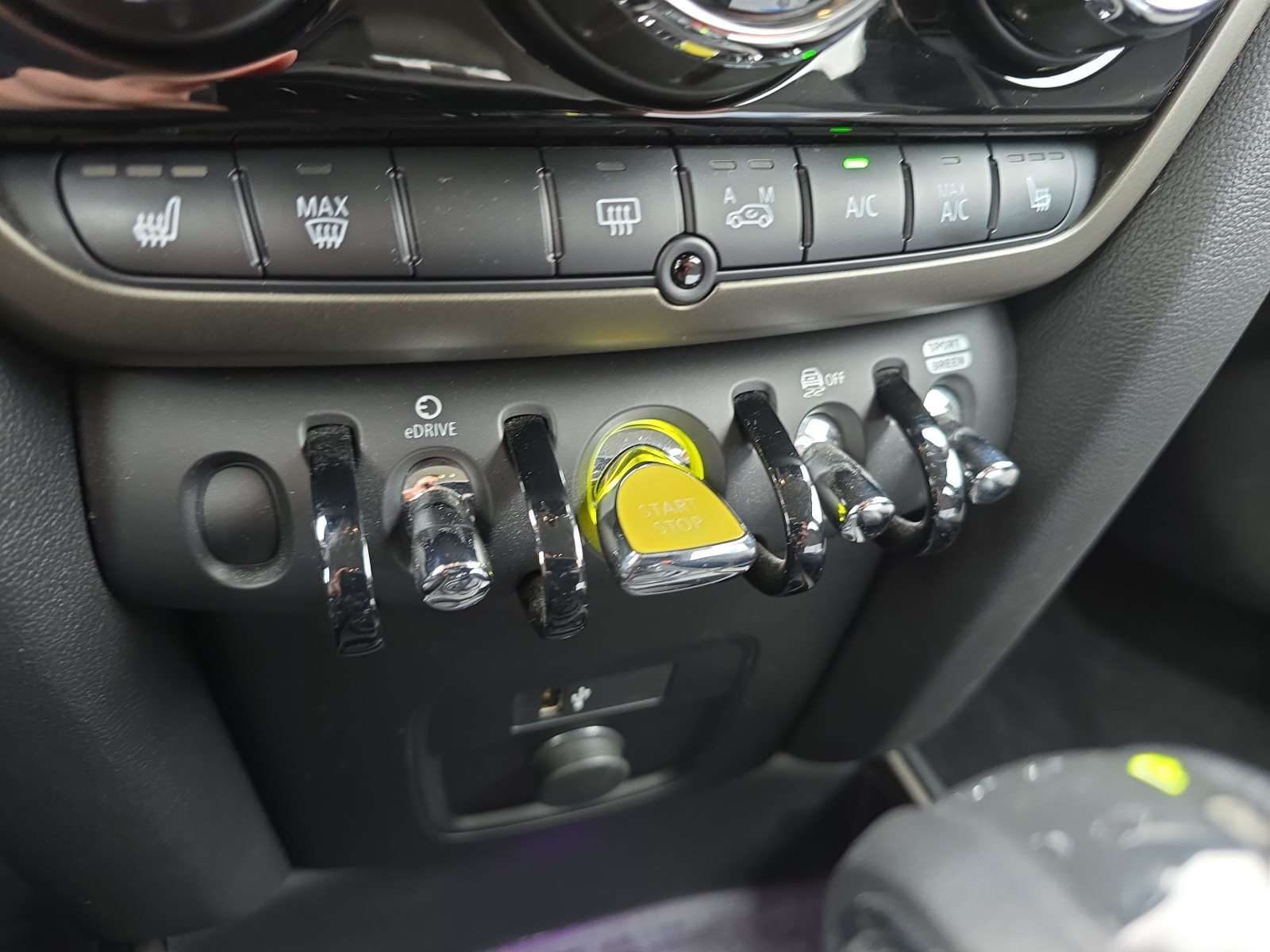 Fahrzeugbild eines MINI COOPER SE