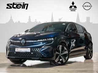 Schräge Frontansicht auf einen Renault Megane E-TECH , freigestellt