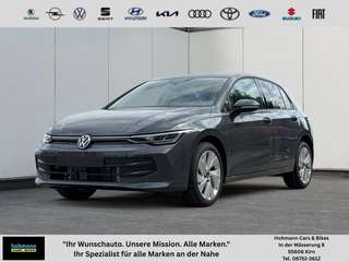 Schräge Frontansicht auf einen Volkswagen Golf , freigestellt