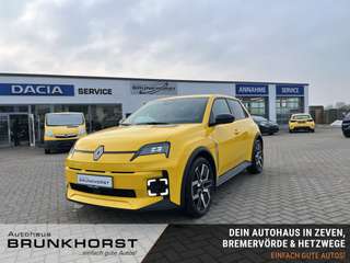 Schräge Frontansicht auf einen Renault 5 E-TECH , freigestellt