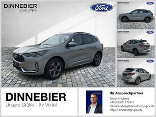 Schräge Frontansicht auf einen Ford Kuga , freigestellt