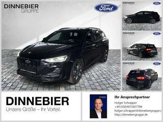 Schräge Frontansicht auf einen Ford Focus , freigestellt