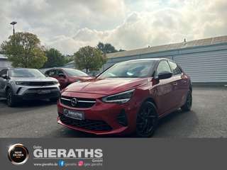 Schräge Frontansicht auf einen Opel Corsa , freigestellt