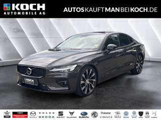Schräge Frontansicht auf einen Volvo S60 , freigestellt
