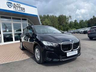 Schräge Frontansicht auf einen BMW 2er Active Tourer , freigestellt