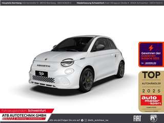 Schräge Frontansicht auf einen Abarth 500e , freigestellt