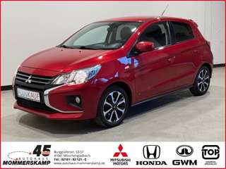 Schräge Frontansicht auf einen Mitsubishi Space Star , freigestellt
