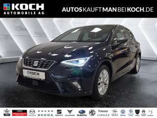 Schräge Frontansicht auf einen SEAT Ibiza , freigestellt